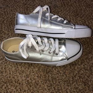 Airwalk size 8 chrome shoes
